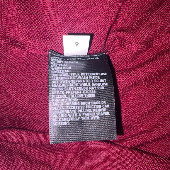 Uniqlo Men’s 100% Merino Wool V-Neck Sweater in Dark Red Burgundy Wine | Size L - Picture 9 of 9